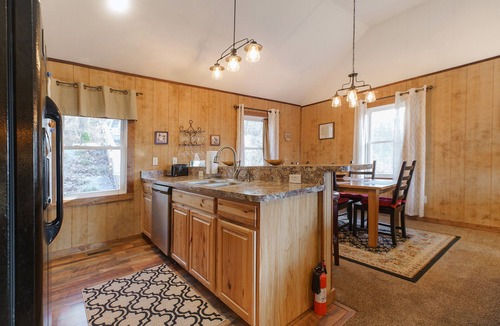 Rileyville House | Large-Group Cabin near Luray · Sleeps 12 · Hot Tub & Mountain Views