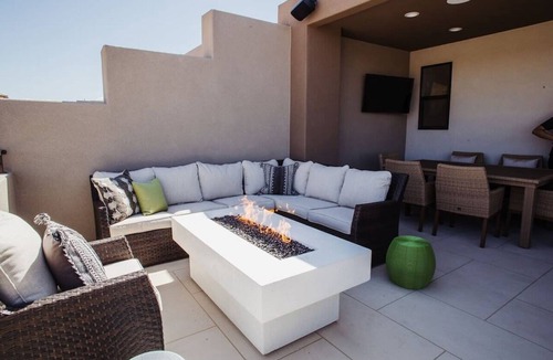 Washington House | Large Townhome w/Private Hot Tub & Air Hockey