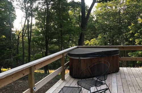 Mathias Cabin | Lost River Tiny House, dog-friendly + hot tub