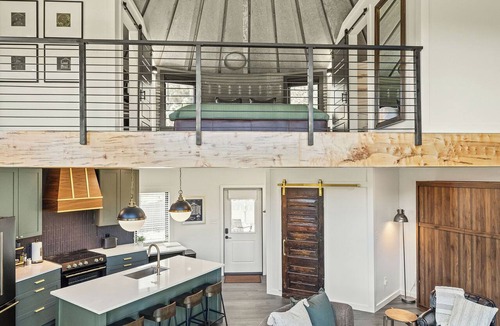 Daniels Hill House | Luxe Silo w/River Views <.5 mi to Downtown