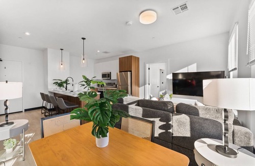 Everett Apartment | Luxury 2bd/2ba in Everett qmc2