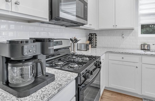 Cliftondale House | Luxury 5BR Ideal For Vacationers, Groups, Corporate & Insurance Stays Near ATL