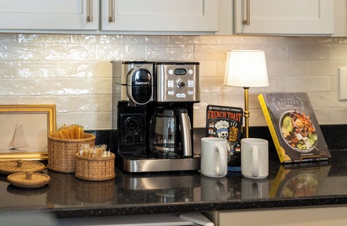 Eastport Condo | Luxury Annapolis condo, fully remodeled, rooftop pool & marina, free parking, 0.3 mi to downtown. Perfect for Navy games, Academy visits, or a waterfront getaway.