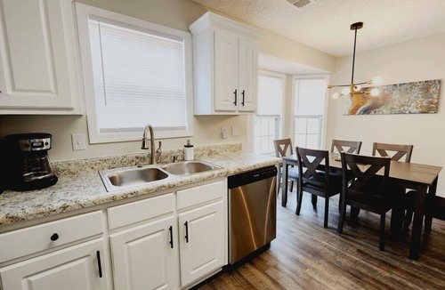 Athens House | Luxury Home: 4 TV's, Fenced Yard