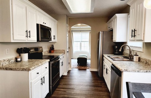 Athens House | Luxury Home: 4 TV's, Fenced Yard
