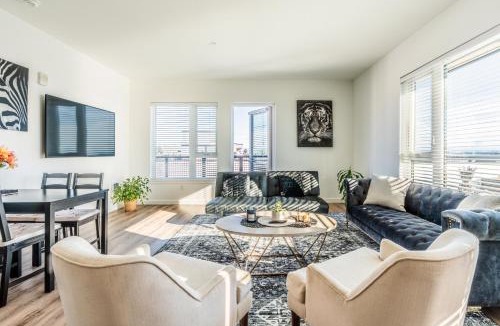 Yesler Terrace Apartment | Luxury Penthouse, Panoramic Views , Huge Balcony, King Bed, Short Walk To Lumen & T Mobile Park