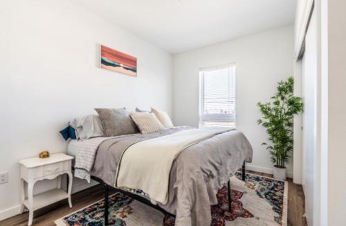Yesler Terrace Apartment | Luxury Penthouse, Panoramic Views , Huge Balcony, King Bed, Short Walk To Lumen & T Mobile Park