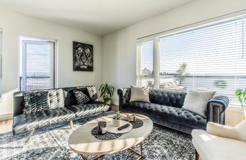 Yesler Terrace Apartment | Luxury Penthouse, Panoramic Views , Huge Balcony, King Bed, Short Walk To Lumen & T Mobile Park