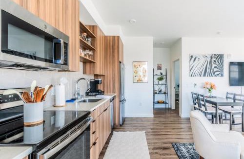 Yesler Terrace Apartment | Luxury Penthouse, Panoramic Views , Huge Balcony, King Bed, Short Walk To Lumen & T Mobile Park