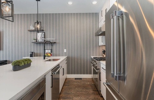 Katie Hill Neighborhood House | Luxury Skyline Rooftop Hot Tub | 5 Min to Broadway