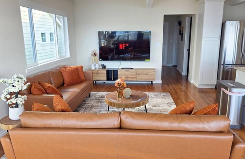 Alki House | Luxury Waterfront Living with Sweeping Bay & Mountain Views