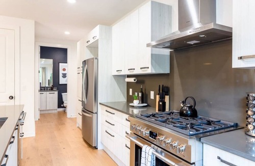 Govalle House | Massive Compound w Pool & Hot tub, Near Rainey St