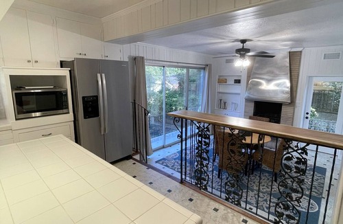 Hannon Park Apartment | Mid-Century Modern - 3600sqft - 1 Mile to CBD Historic Surroundings, Walk to CBD