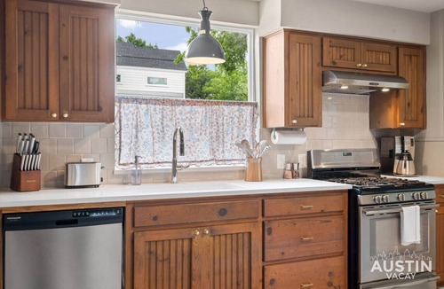 Clarksville House | Mid-Century Tarrytown Magic - Cowboy Pool + Game Lounge - Walk to Coffee & Tacos