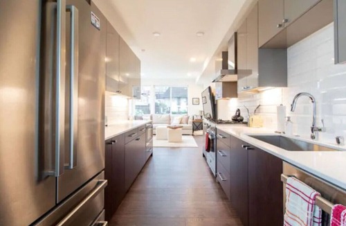 Minor House | Modern 2BR Townhome w/Rooftop Firepit, BBQ, 85" TV
