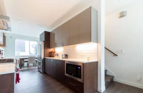Minor House | Modern 2BR Townhome w/Rooftop Firepit, BBQ, 85" TV