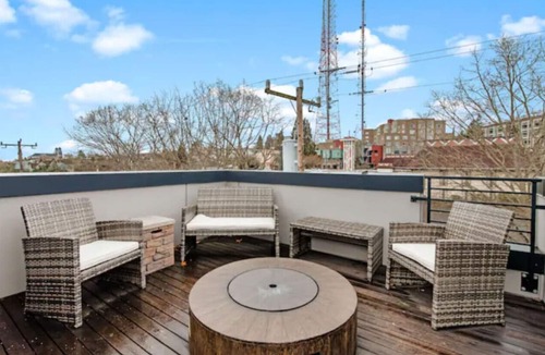 Minor House | Modern 2BR Townhome w/Rooftop Firepit, BBQ, 85" TV