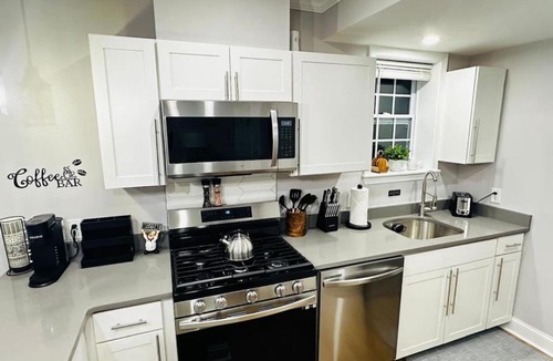 Fitchburg Apartment | Modern 3BR Near FSU - 15 Min to Wachusett