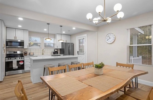 Bakerstown House | Modern and Cozy 3 Bedroom Home in Gibsonia/Pittsburgh