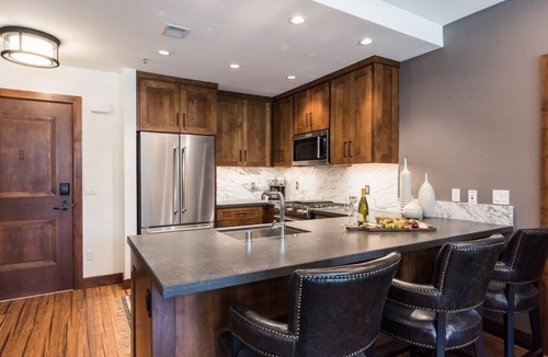Lakeside Park Condo | Modern Condo Near the Marina + Gondola | Fireplace