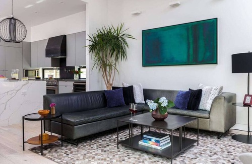 East Cesar Chavez House | 🌵 Modern East Austin Luxury Retreat with Pool + Hot Tub | Hidden Oasis 🏡