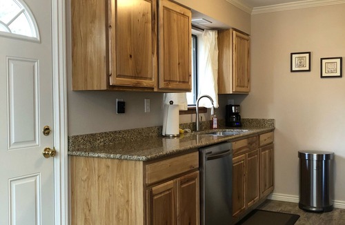 Broadmoor House | Modern, Fresh and Beautiful 2 Bedroom Cottage!