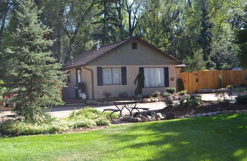 Broadmoor House | Modern, Fresh and Beautiful 2 Bedroom Cottage!