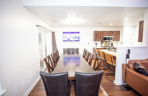 Covington House | Modern Gathering House - Fire Pit - Ice Coffee - Near Atlanta - Sleeps 8