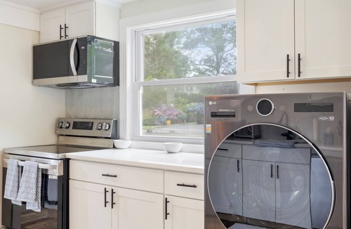 Hampton Bays House | Modern Hamptons Getaway: 5 minutes to the Beach and Restaurants!