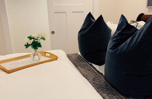 East Garfield Park House | Modern light filled 2BR Apt 5 min to West Loop! Sleep like a baby!