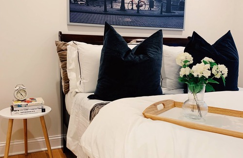 East Garfield Park House | Modern light filled 2BR Apt 5 min to West Loop! Sleep like a baby!