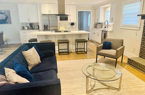 Mableton House | Modern luxurious 2 bedrooms, 2 bathrooms, and study with futon and TV.
