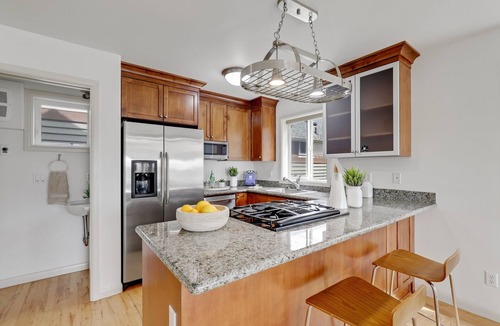 East Queen Anne House | Modern Queen Anne Townhome with Space Needle Views