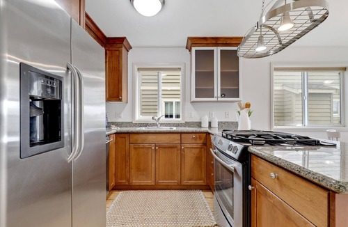 East Queen Anne House | Modern Queen Anne Townhome with Space Needle Views