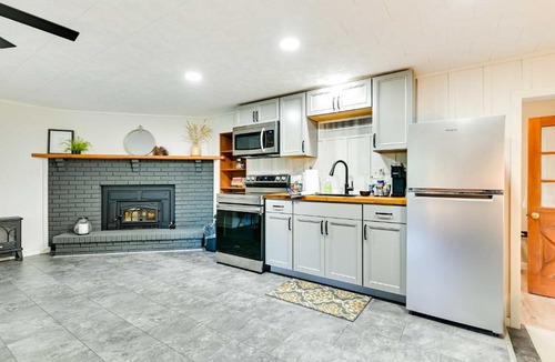 Ballston Spa Apartment | Modern Studio < 13 Mi to Saratoga Racetrack!