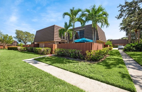 The Bluffs House | Modern Zen Beach Townhome – A Distinctive Retreat Near Jupiter's Best Beaches