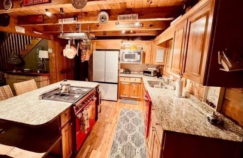 Seven Devils Cabin | Mont Blanc- Log Cabin, EV Charger, Pet Friendly, Pool table, A/C, Fire-Pit, Gas