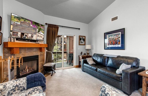 Bear Hollow Village Condo | Moose Mgmt at Bear Hollow 4403 Top Floor-Pool-Hot Tub-Free Shuttle-Clubhouse