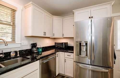 Flat Rock House | Mountain Apple Orchard Cottage| Views & Farm Charm