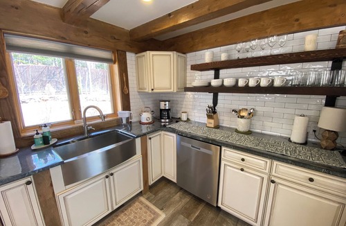 New Paltz House | Mountain Lodge Retreat, Near New Paltz &Hikes. Nature and modern convenience.