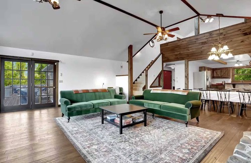Berkeley Springs Ski Chalet | Mountain lodge w/hot tub & game room