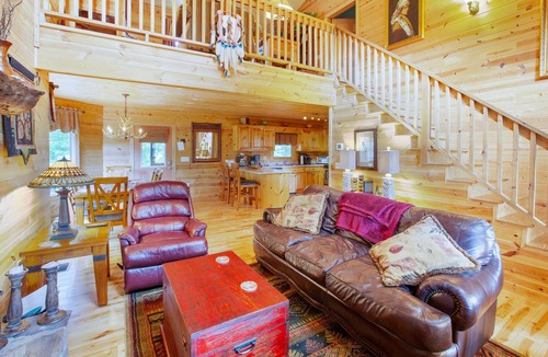 Hiawassee House | New Kitchen, EV charging, great reviews 3 levels, privacy2 fireplaces,hottub