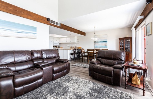 Point Venture House | New Listing. Waterfront 4 B/R, 3 bath, Townhouse. Sleeps 9. Just renovated.
