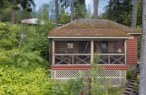 Finley Point Cabin | New! Private Lakeside Cabin | Screened Porch, Beach & Dock on Flathead Lake | Polson, MT
