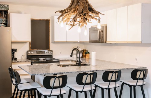 Shell Knob House | New Renovated Camp House 2BR with Marina and Park Amenities Sleeps 6 comfortably