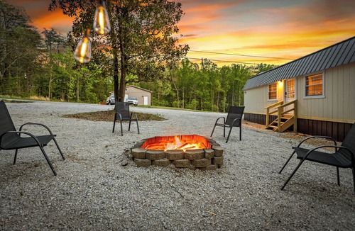 Robbins House | New Unique Home. Access to Brimstone Trails. Fire Pit. Pet Friendly. King Beds