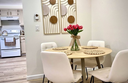 Utica Apartment | New Utica 4BR. Duplex Near Wynn & Nexus/with Ultra Fast WiFi