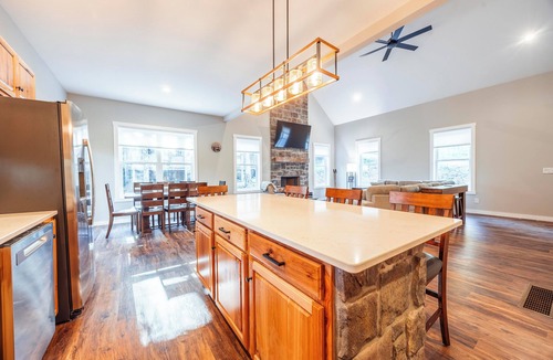 Northface House | NF72: Brand New, Creekside home, 3 King Suites, Hot Tub. Firepit