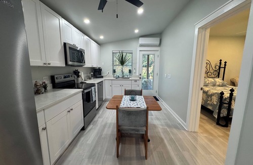 Niceville House | Niceville FL Charming 2-bedroom house with WiFi, AC OUTDOOR kitchen and LR