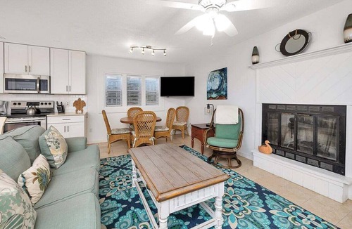 Saint Simons Island Apartment | Ocean Tabby | St. Simons Island Village Condo Near Pier & Beach